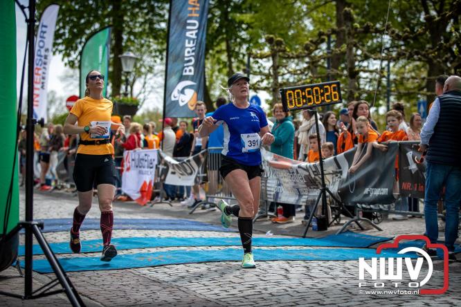 Volle terrassen, bruisende kleedjesmarkt en sportieve Wallenloop: Elburg leeft tijdens koningsdag! - &copy; NWVFoto.nl